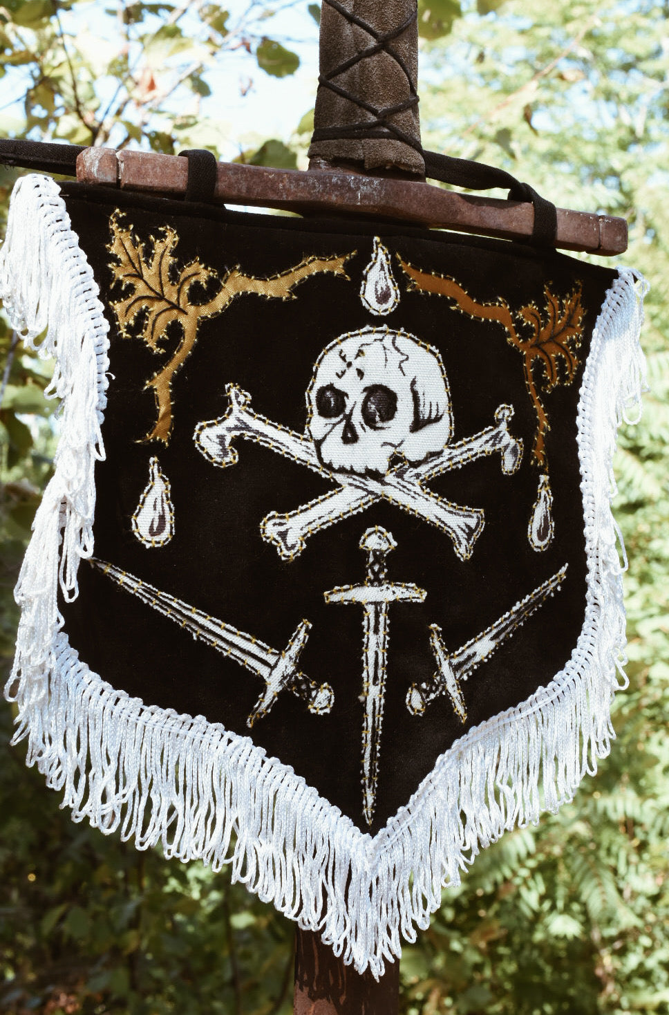 - ÉTENDARD FERRUM FERO FERRO FEROR -