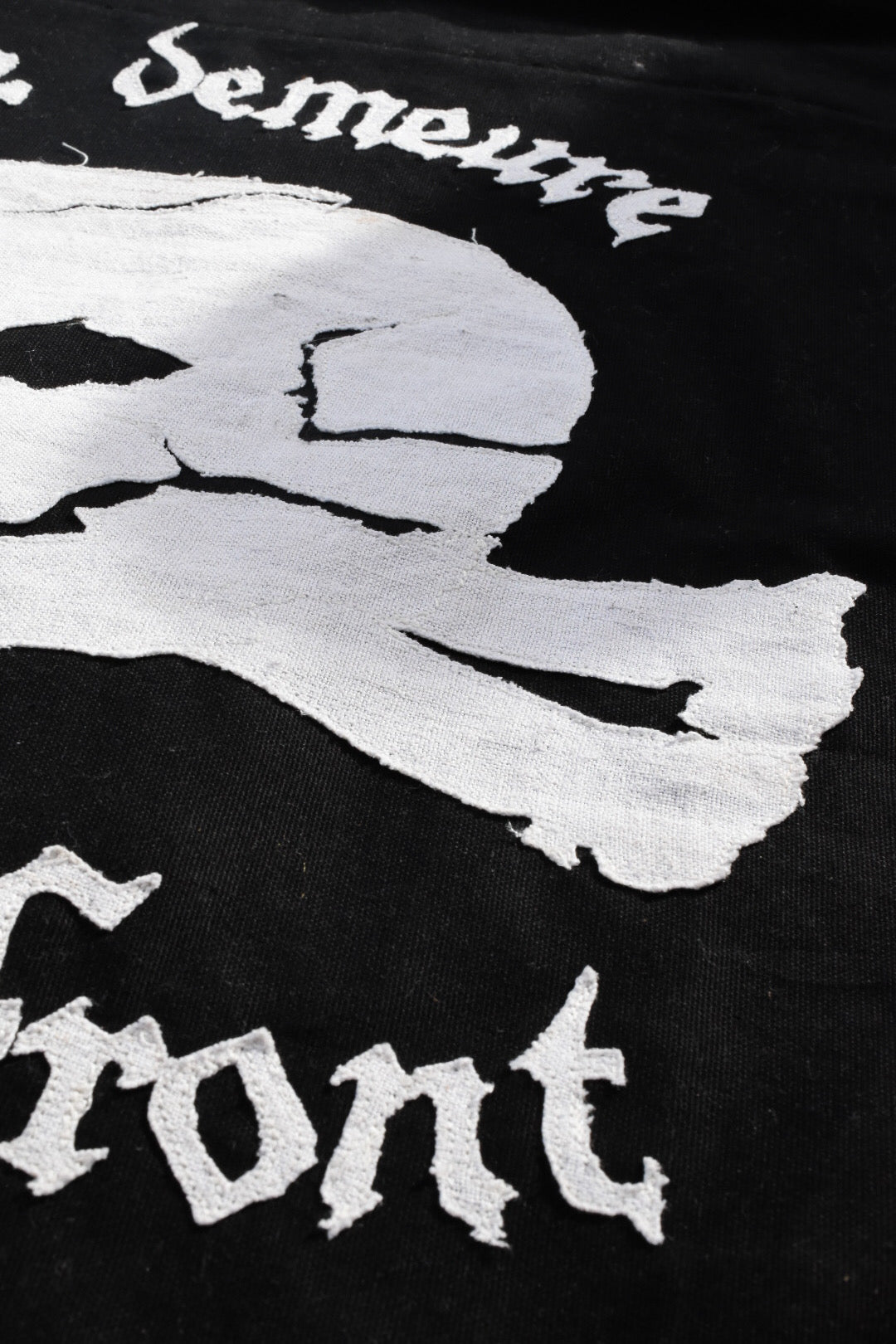 ÉTENDARD - Je Demeure et fais Front -