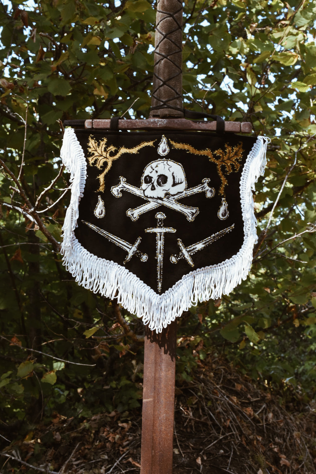 - ÉTENDARD FERRUM FERO FERRO FEROR -