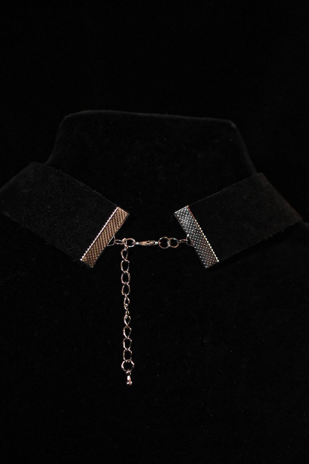 - COLLIER CHOCKER FERRUM FERO FERRO FEROR -
