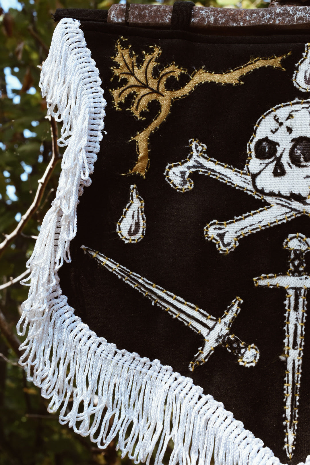 - ÉTENDARD FERRUM FERO FERRO FEROR -