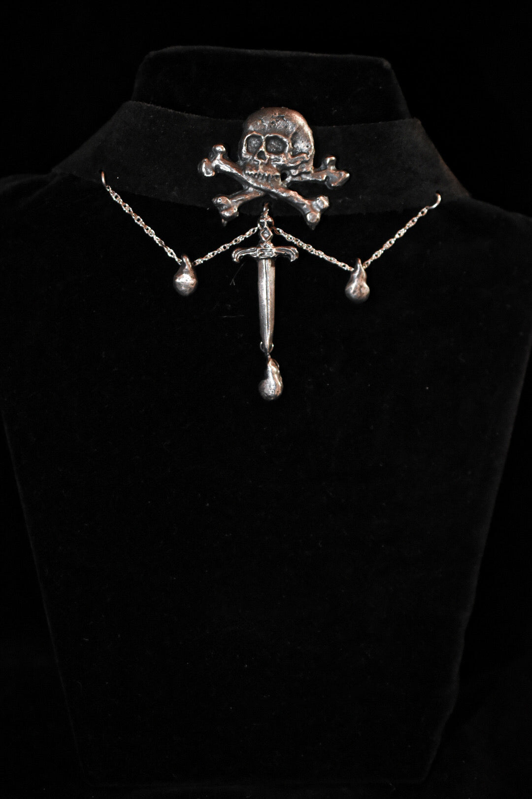 - COLLIER CHOCKER FERRUM FERO FERRO FEROR -