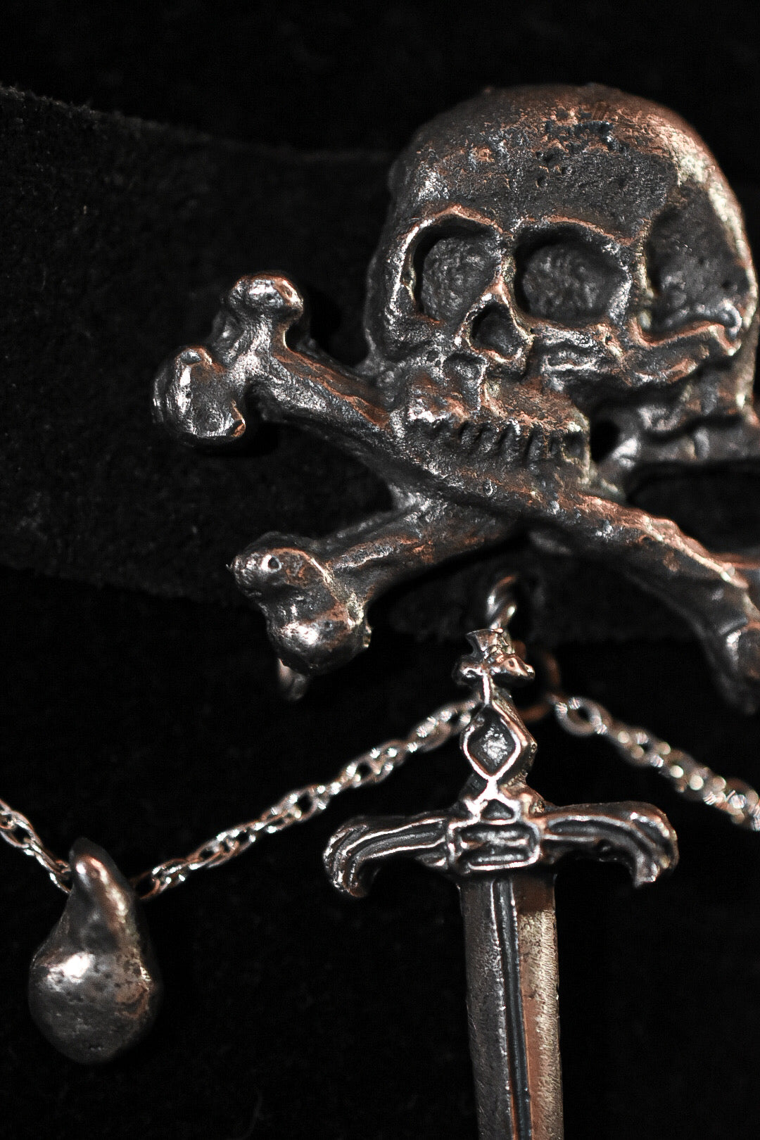 - COLLIER CHOCKER FERRUM FERO FERRO FEROR -