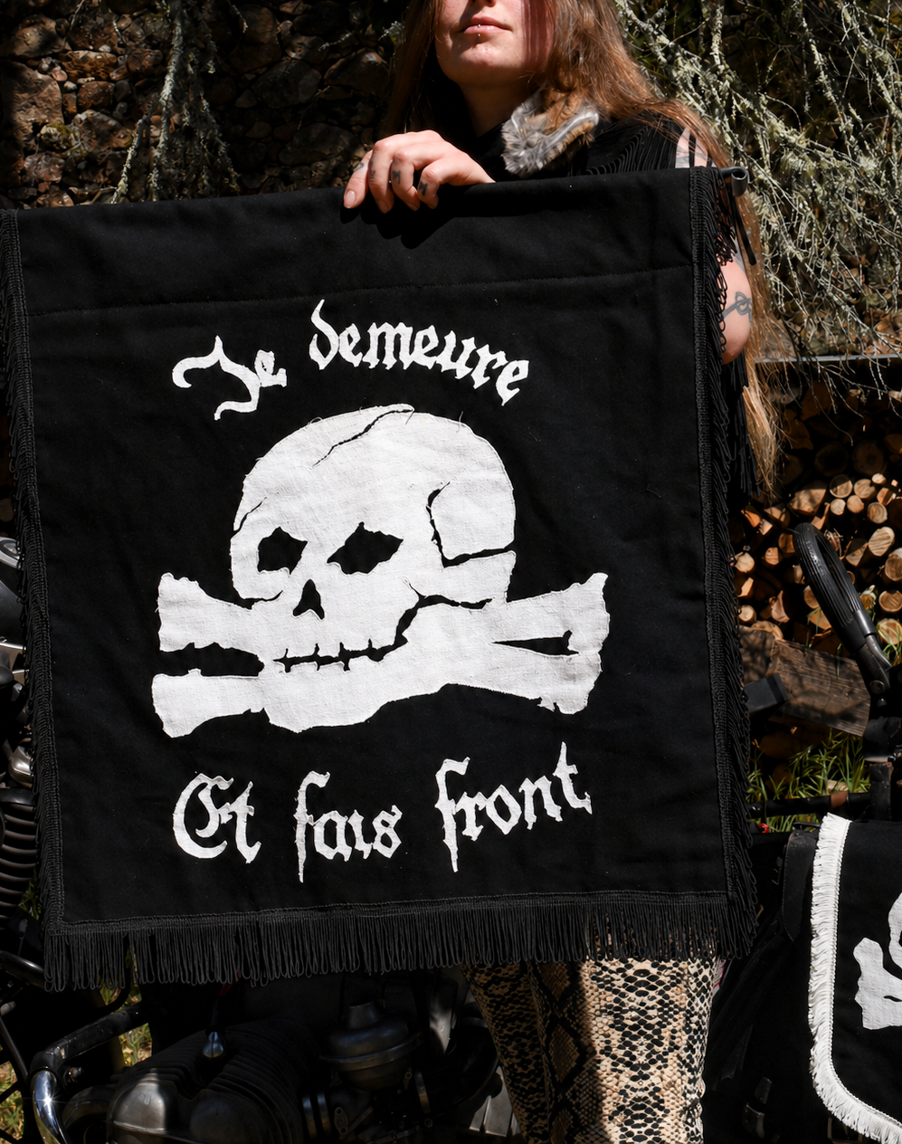 ÉTENDARD - Je Demeure et fais Front -